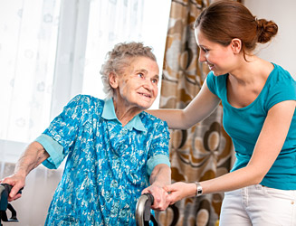 immagine di una donna anziana assistita da un'operatrice sanitaria