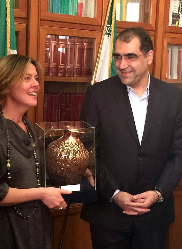Scambio di doni tra i Ministri della Salute, Beatrice Lorenzin e Seyed Hassan Hashemi