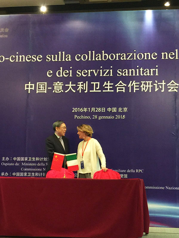 Il Ministro Lorenzin con il Vice Ministro della salute e della Pianificazione familiare Liu Qian durante il Seminario sino-italiano per un nuovo modello di cooperazione nel settore della sanità e dei servizi sanitari a Pechino il 28 gennaio