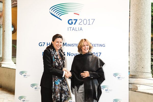 Stretta di mano tra la Ministra Agnès Buzyn, Minister of Health and Solidarity, France e la Ministra Lorenzin