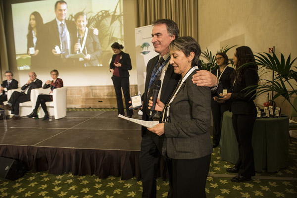 Ranieri Guerra riceve la medaglia celebrativa del 60ennale dell'istituzione del Ministero della salute dalle mani del direttore generale Gaetana Ferri