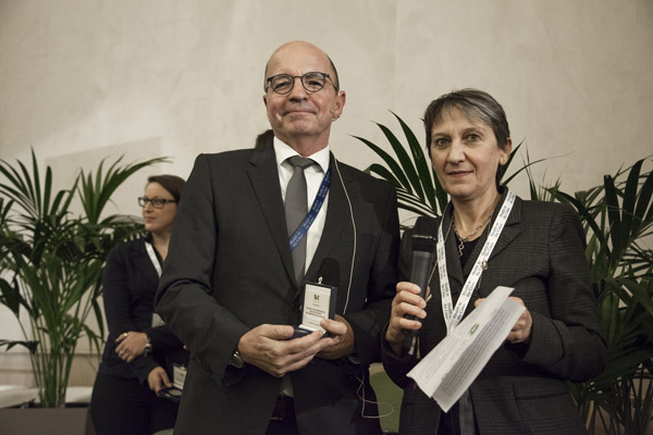 David Napier ritira la medaglia celebrativa del 60ennale dell'istituzione del Ministero della salute dalle mani del direttore generale Gaetana Ferri