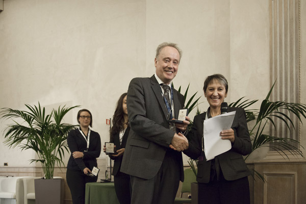 Christoph Hamelmann riceve la medaglia celebrativa del 60ennale dell'istituzione del Ministero della salute dalle mani del direttore generale Gaetana Ferri