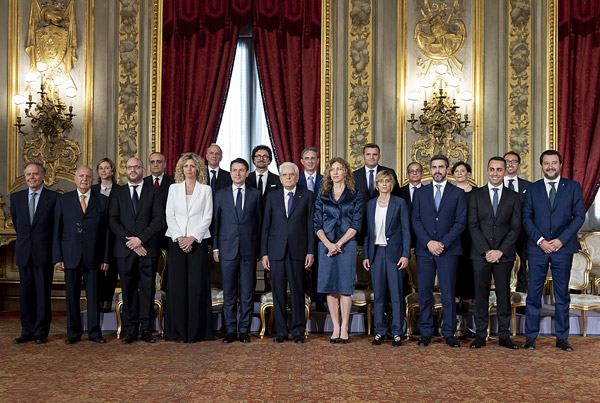 Giulia Grillo nella foto con il Presidente del Consiglio dei Ministri Giuseppe Conte, i membri del nuovo Governo e il Presidente della Repubblica Sergio Mattarella, in occasione del giuramento