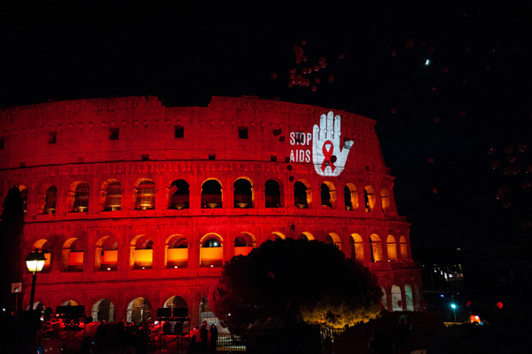 Il Colosseo illuminato di rosso e il logo “Stop Aids”