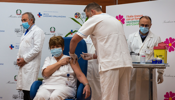 Foto vaccinazione della direttrice laboratorio di virologia dello Spallanzani Maria Rosaria Capobianchi