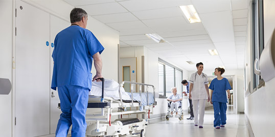 Immagine raffigurante medici e infermieri in una corsia d'ospedale