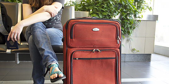 viaggiatore con valigia