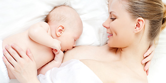Immagine di una mamma che allatta un neonato