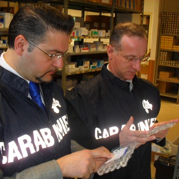foto di due carabinieri che controllano farmaci