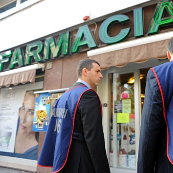 foto di due carabinieri davanti ad una farmacia