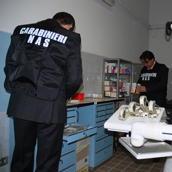 foto di carabinieri in uno studio dentistico