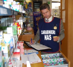 Un Carabiniere del NAS controlla dei farmaci