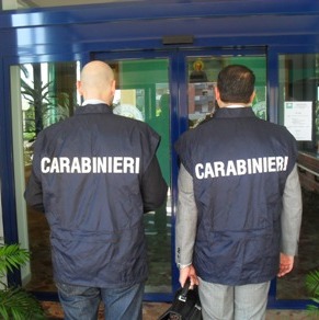 Due Carabinieri del NAS entrano nel luogo ove effettueranno l'ispezione