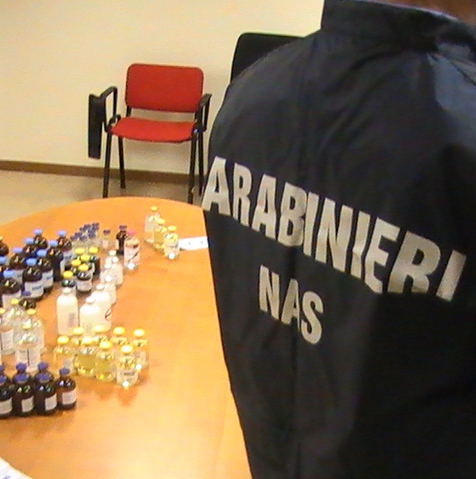 Carabinieri del NAS con del materiale sequestrato