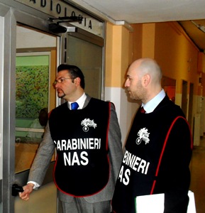 Due Carabinieri del NAS effettuano l'accesso a una struttura sanitaria
