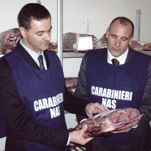 Due Carabinieri del NAS esaminano della carne