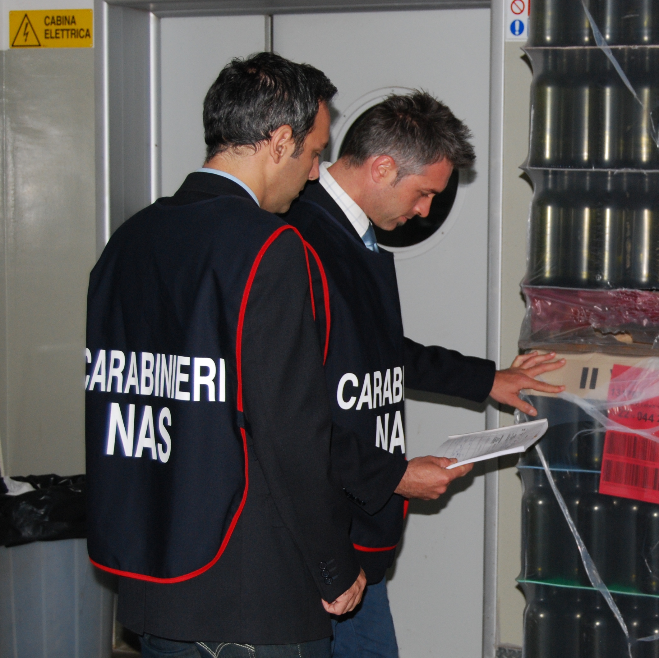 Carabinieri del NAS ispezionano un deposito