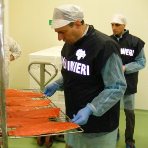 Un Carabiniere del NAS ispeziona dei prodotti ittici