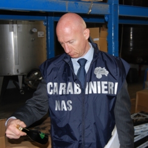 Un Carabiniere del NAS controlla una cantina vinicola