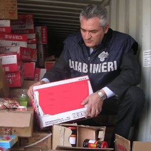 Un Carabiniere del NAS ispeziona dei prodotti importati illegalmente