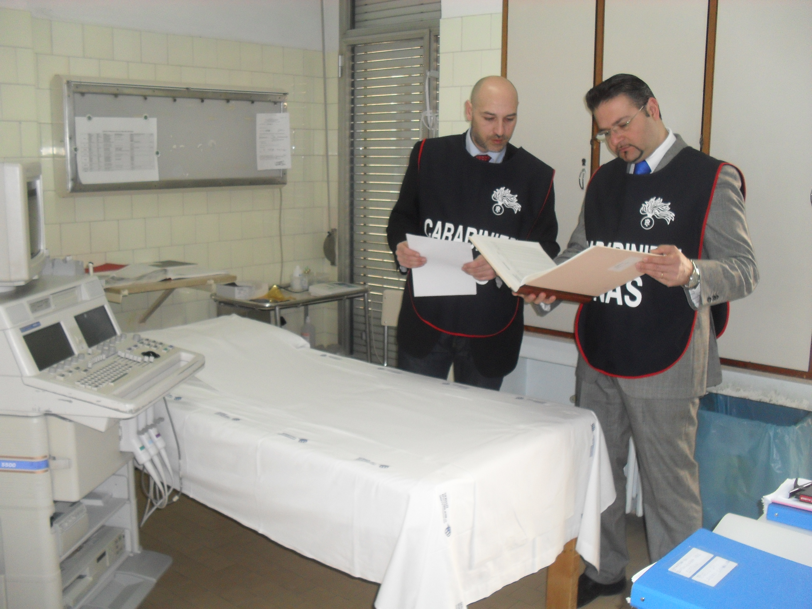 Due Carabinieri del NAS effettuano l'ispezione di un ambulatorio medico