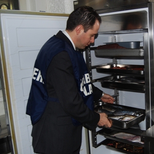 Un Carabiniere del NAS controlla la cucina di un locale