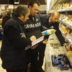 ispettori del NAS durante un controllo in un supermercato