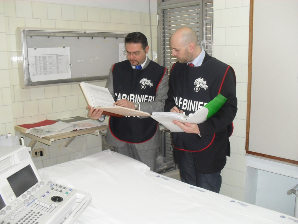 Due Carabinieri del NAS impegnati nel controllo di una struttura sanitaria