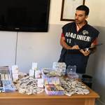 Un Carabiniere del NAS mostra alcuni dei farmaci sequestrati