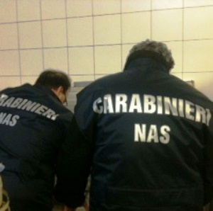 Due Carabinieri del NAS intenti in un'ispezione