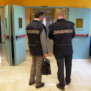 Due Carabinieri del NAS ispezionano un reparto ospedaliero