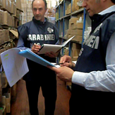 Due Carabinieri del NAs impegnati in un controllo documentale