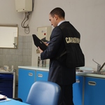 Un Carabiniere del NAS ispeziona uno studio medico