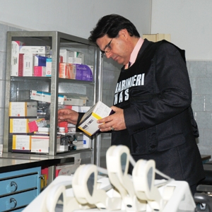 Un Carabiniere del NAS controlla dei farmaci in uno studio medico