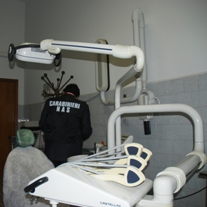 Un Carabiniere del NAS ispeziona uno studio odontoiatrico