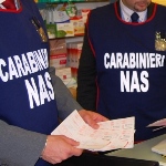 due carabinieri del nas durante una verifica di farmaci