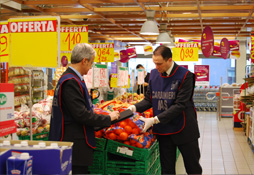 Controlli dei Carabinieri dei NAS in un supermercato