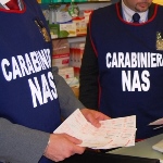 due carabinieri del nas durante una ispezione in farmacia