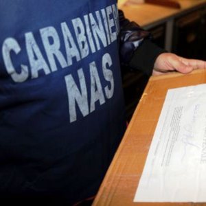 Carabinieri del NAS con documenti sequestrati