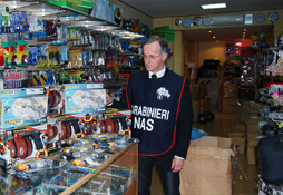 Controlli dei Carabinieri dei NAS in un magazzino di giocattoli