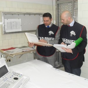 due carabinieri del nas durabte una ispezione ad uno studio medico