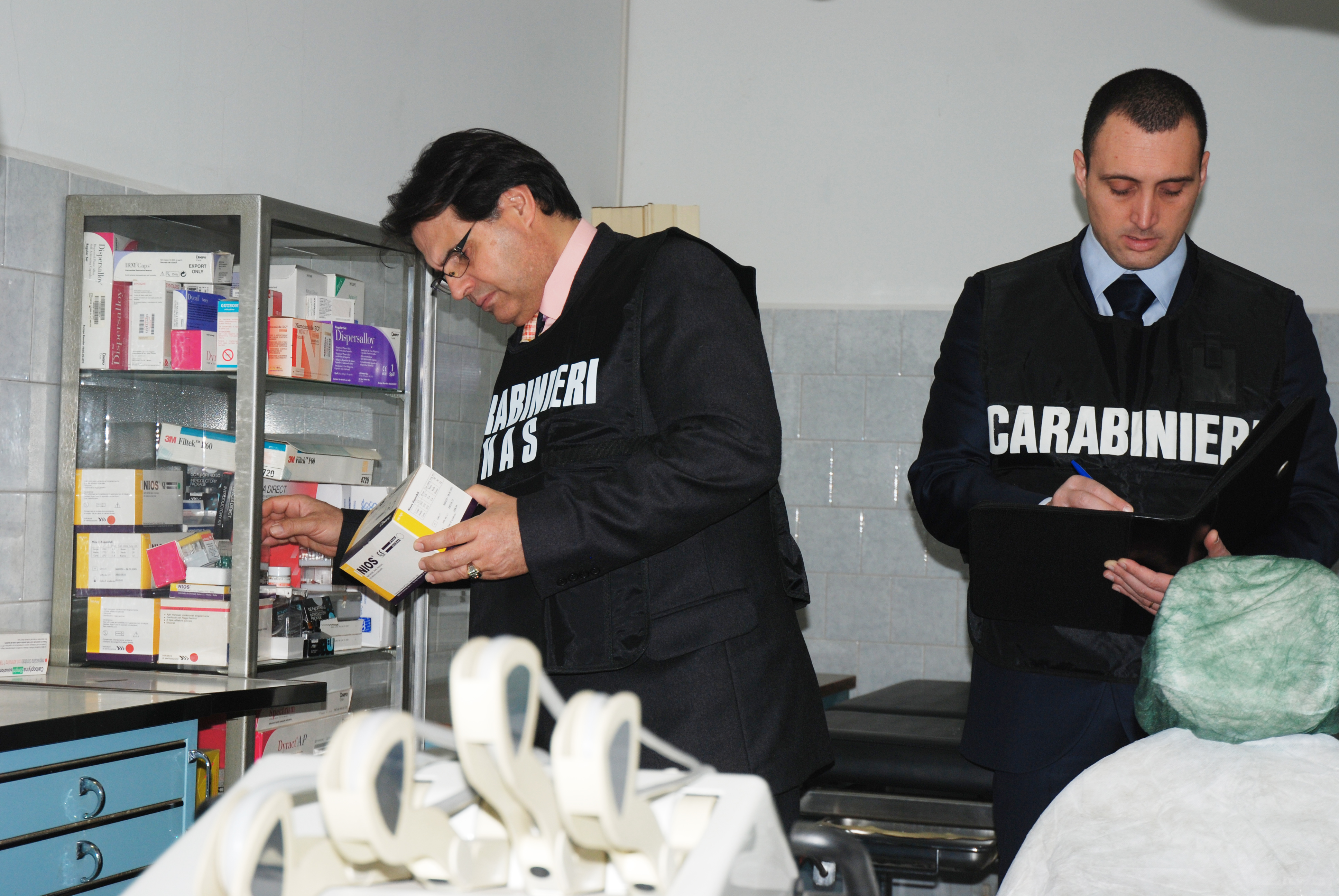 due carabinieri del nas durante una attività ispettiva presso una struttura sanitaria