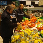 carabinieri dei nas durante una ispezione a mercato ortofrutta