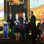 il direttore di Europol consegna premio a rappresentante dei NAS