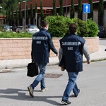 due carabinieri del NAS durante un'attività ispettiva