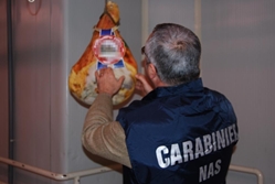 Sequestro di alimenti con false etichette da parte del NAS Carabinieri di Napoli
