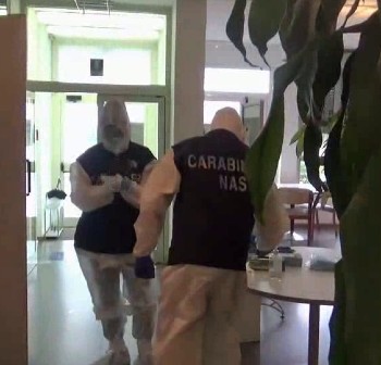 Carabinieri del NAS impegnati nel corso di una ispezione ad una casa di riposo