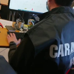 Carabinieri NAS durante un controllo sul web