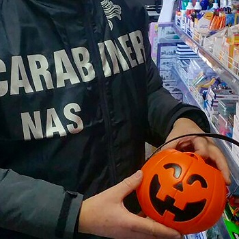 Carabinieri NAS sequestrano giocattoli pericolosi per la festività di Halloween